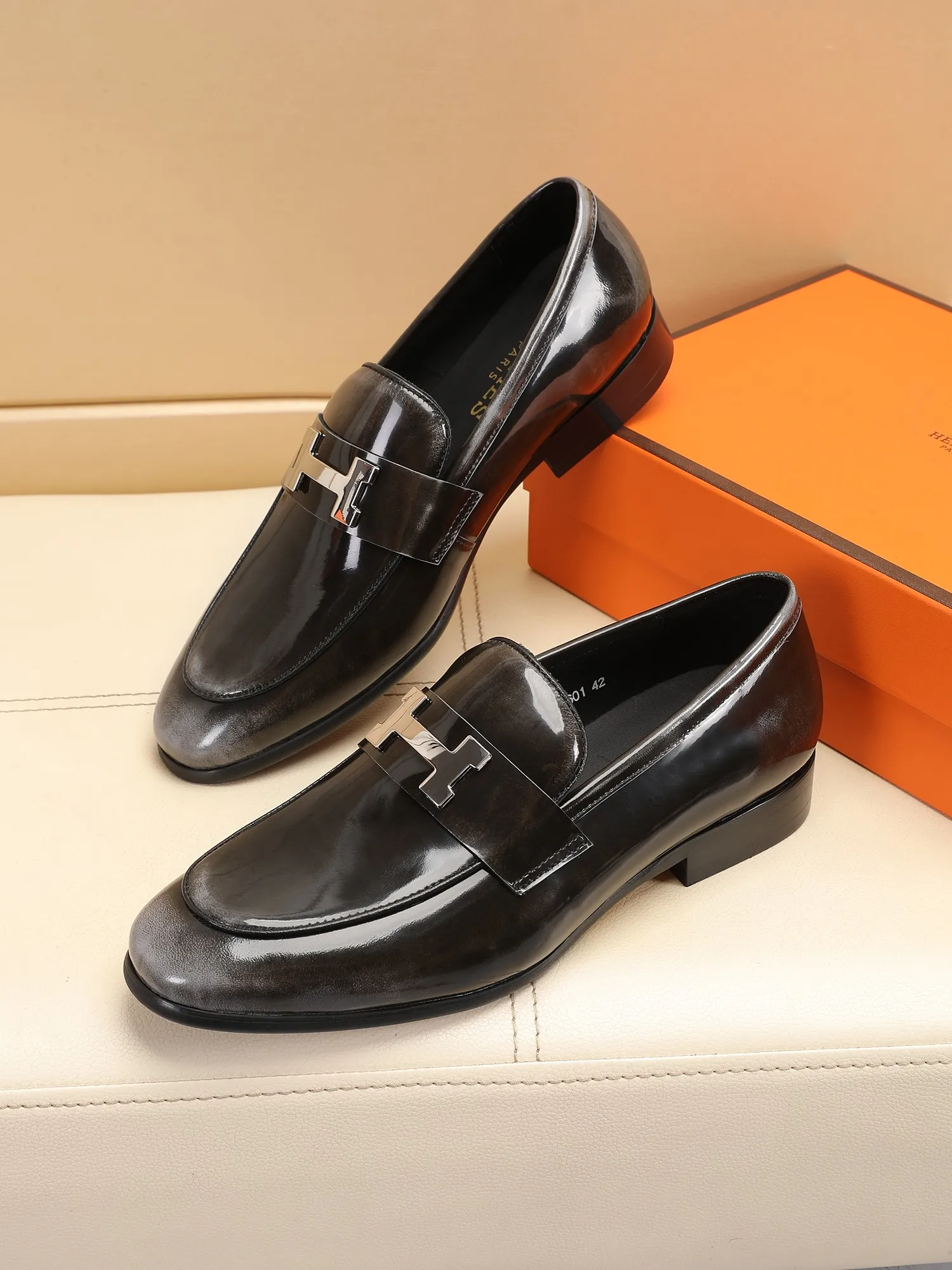 Factory price 460💶[HERMES] (cowhide lining)🍀Italian top luxury🍀He does not pursue novel styles and gorgeous colors, but attracts the favor of successful men with his flawless, elegant and classic style! This very, very comfortable, simple and stable style makes it easy to match any style! The pattern is absolutely 1:1 refined from the original case, and we strive for excellence in materials, imported cowhide + cowhide lining💪💪💪extraordinary texture👍! .Code number: 39 to 44 (38.4546 customized)